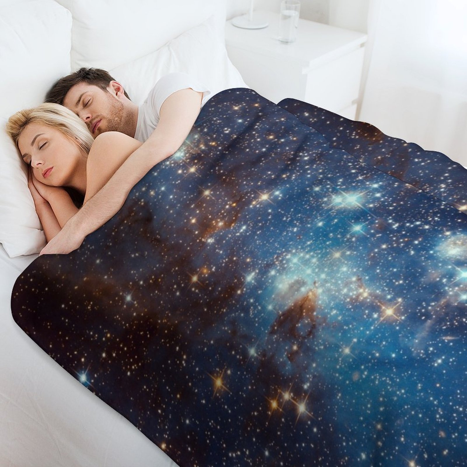 Niebieski koc z motywem mgławi – Space Blanket Heavy recenzja i cena